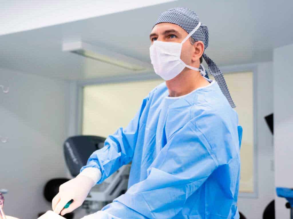 Dr. Eliney Faria na Cirurgia